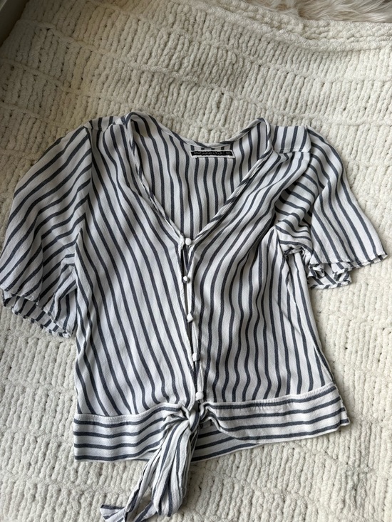Abercrombie & Fitch Tops - Abercrombie & Fitch Striped Tie-Hem Blouse in White & Blue Size XS